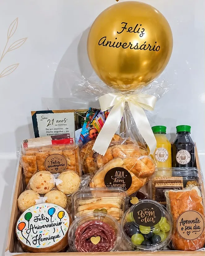 Café Bentô Cake Família: bandeja de madeira com balão dourado Feliz Aniversário, bento cake, pães, frios e frutas